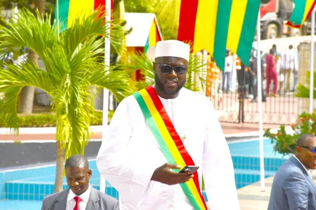 El Hadj Malick Ndiaye arborant l'écharpe des députés