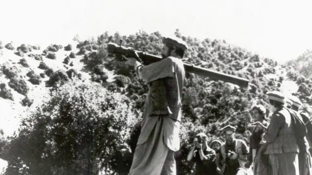 مجاهد افغان موشک استینگر روی دوش‌اش در حال نشانه‌گیری 