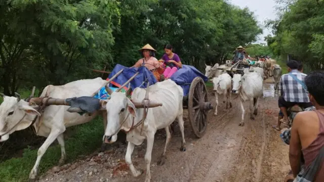 စစ်ကိုင်းတိုင်းအတွင်း စစ်ကြောင်းထိုးလို့ ထွက်ပြေးနေကြရတဲ့ ဒေသခံများ