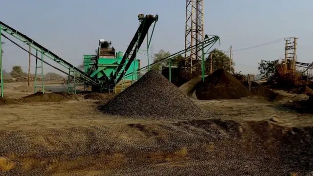 কিছু খনি আর ক্রাশারের লাইসেন্স থাকলেও বেশিরভাগই বেআইনি