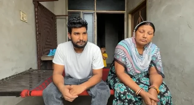 جاسپال سینگ در کنار زنی نشسته است