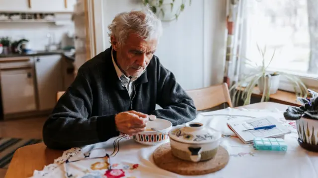 ከልክ በላይ የተቀነባበረ ምግብ መውሰድ እና በቂ አትክልት አለመመገብ ለድባቴ እና ጭንቀት ያጋልጣል። 