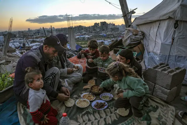 في اليوم الثاني من شهر رمضان المبارك، أفطرت عائلة فلسطينية، من بينهم محمد جنيدة، البالغ من العمر 36 عامًا، خارج خيمتهم في منزلهم المدمر في جباليا شمال قطاع غزة، بتاريخ 19 فبراير/شباط 2026.