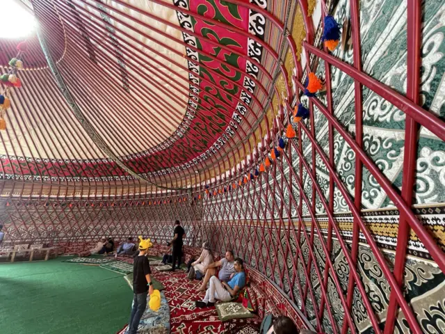 И﻿зник шаарына тигилген кыргыз боз үйү. Боз үйдүн бир ыптасы