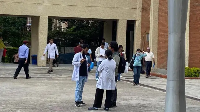 टीचिङ अस्पताल परिसरमा डाक्टरहरू