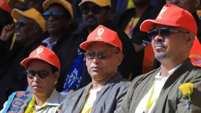 ወይዘሮ ፈትለወርቅ ገ/ሄረ፣ ዶ/ር ደብረፅዮን ገ/ሚካኤልን ኣቶ ኣማኑኤል ኣሰፋን [ካብ ፀጋም ናብ የማን] ኣብ ኣኼባ ህወሓት