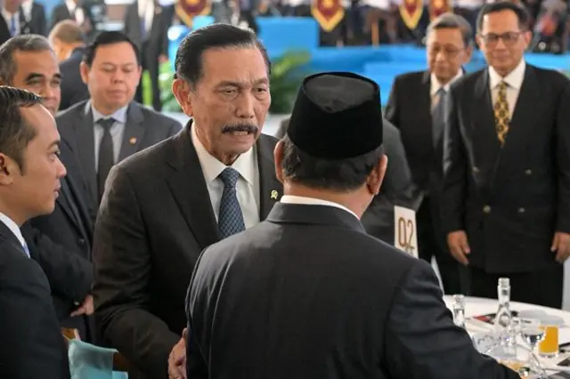 Presiden Indonesia Prabowo Subianto (C) menyapa Menteri Koordinator Urusan Maritim dan Investasi Luhut Binsar Pandjaitan (tengah L) selama peluncuran dana kekayaan negara yang dikenal sebagai Daya Anagata Nusantara, atau Danantara, di Jakarta pada 24 Februari 2025.