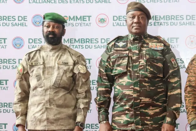 Le chef du gouvernement militaire du Niger, le général Abdourahamane Thani, et le général malien Assimi Goita.