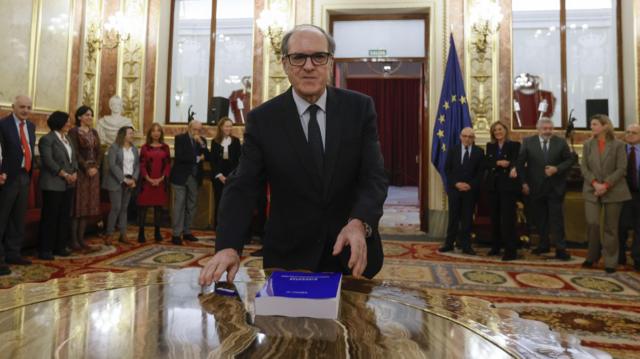 O Defensor Público Ángel Gabilondo no momento da entrega do relatório ao Congresso