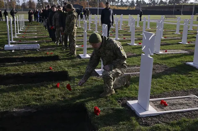 військові покладають квіти до могил невідомих солдатів