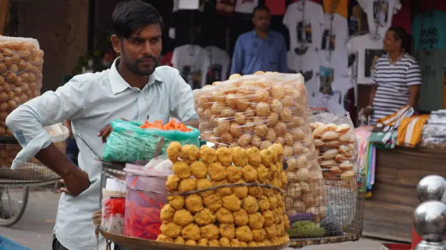 ਗੋਲਗੱਪੇ ਵੇਚਣ ਵਾਲਾ ਵਿਅਕਤੀ ਬਜ਼ਾਰ ਵਿੱਚ ਖੜ੍ਹਾ ਗਾਹਕਾਂ ਦੀ ਉਡੀ ਕਰ ਰਿਹਾ ਹੈ (ਸੰਕੇਤਕ ਤਸਵੀਰ)