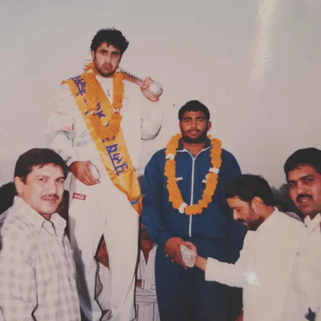 अनुज चौधरी की एक पुरानी तस्वीर.