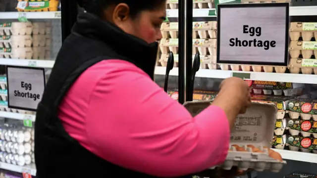 Señora en supermercado