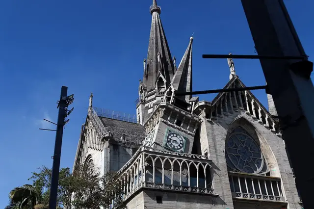 Una de las torres de la catedral de Manizales se derrumbó.