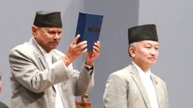 संविधान जारी गर्दै रामवरण यादव