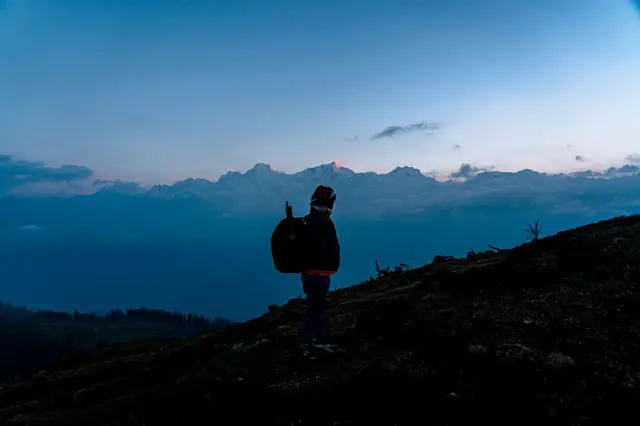 नेपाल ट्रेकिङका लागि एउटा आकर्षणको गन्त्वय हो। यो तस्बिरमा एक जना पुरुष झोला बोकेर एक्लै ट्रेकिङमा हिँडिरहेको जस्तो अवस्थामा देखिन्छन्। 