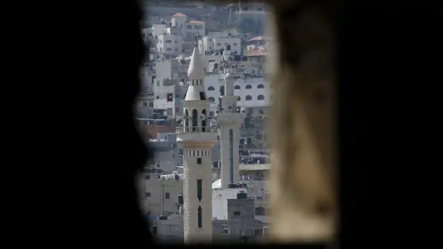 Вид на минарет через амбразуру