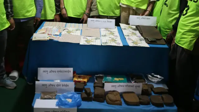 प्रहरीले बरामद गरेको एलएसडी र अन्य लागुपदार्थ