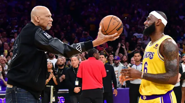 لبرون جیمز (راست) با عبور از رکورد کریم عبدالجبار (چپ) امتیازآورترین بازیکن تاریخ انبیای شد