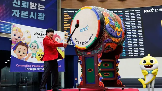 Kim Min-seok, kepala eksekutif Pinkfong Co., memukul drum selama upacara pencatatan Pinkfong Co. di Bursa Korea (KRX) di Seoul, Korea Selatan, pada hari Selasa, 18 November 2025.