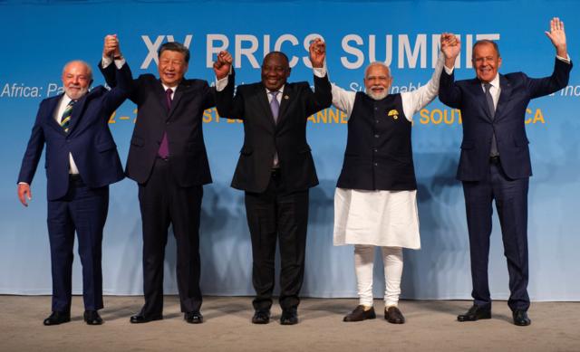 O presidente do Brasil, Luiz Inácio Lula da Silva, o presidente da China, Xi Jinping, o presidente da África do Sul, Cyril Ramaphosa, o primeiro-ministro indiano, Narendra Modi, e o ministro das Relações Exteriores da Rússia, Sergei Lavrov, posam para uma foto na Cúpula do BRICSjogo pix betJoanesburgo, África do Sul, 23jogo pix betagostojogo pix bet2023