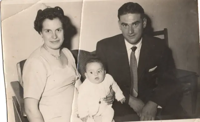 El pequeño Yamandú Orsi, de niño junto a sus padres en un retrato familiar. 