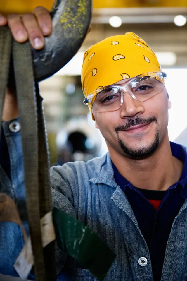 हेल्मेटच्या आत असं कापड किंवा रुमाल बांधावा असं डॉक्टर सुचवतात.