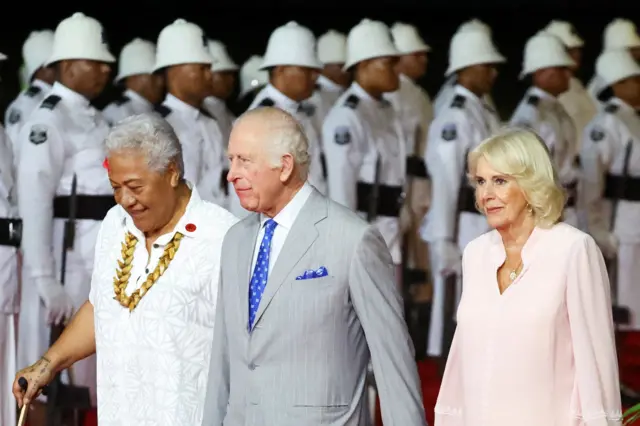 Le Premier ministre des Samoa, Fiame Naomi Mata'afa, reçoit le roi Charles et la reine Camilla de Grande-Bretagne à l'aéroport international de Faleolo, à Faleolo, Samoa, le 23 octobre 2024.