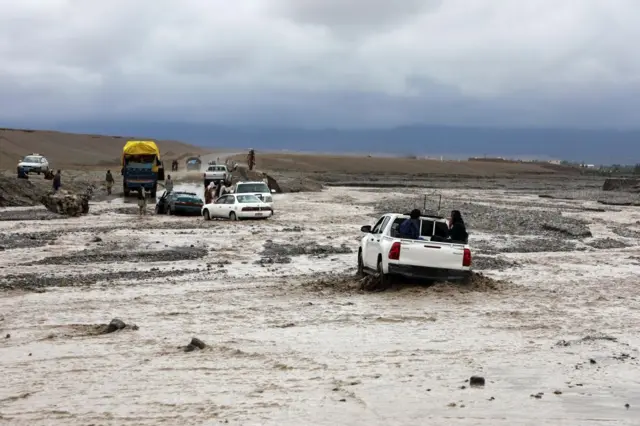 په لوېدیځ فراه ولایت کې د سېلابونو او سختو بارانونو له امله لږ تر لږه ۲۱، او په جنوب، کندهار کې اته کسان مړه شوي.