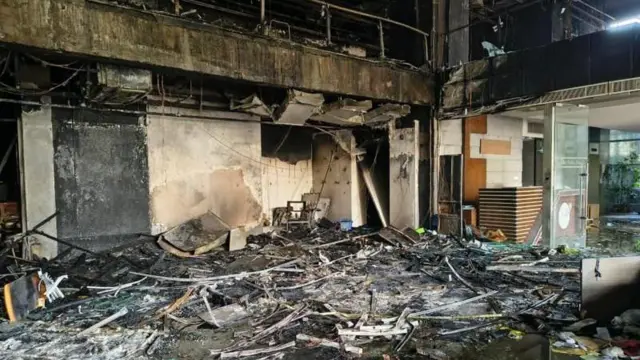 হামলার সময় দেওয়া আগুনে ক্ষতিগ্রস্ত দ্য ডেইলি স্টার ভবনের ভেতরে ছবি