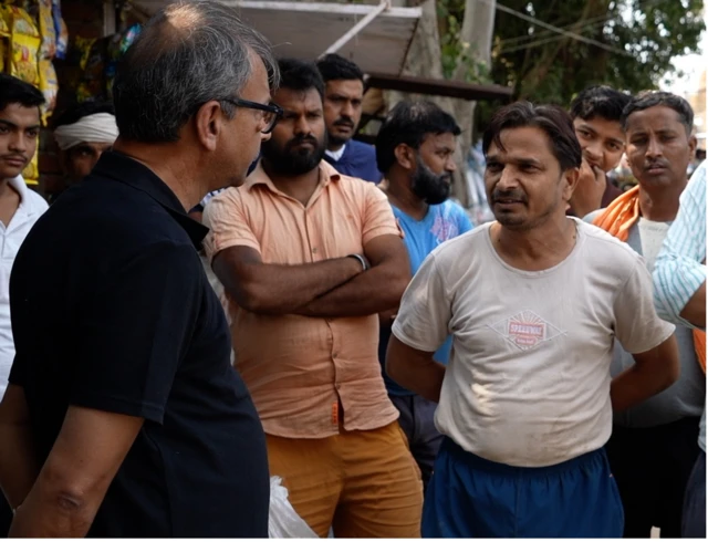 स्थानीय लोगों की राय जानते बीबीसी संवाददाता सलमान रावी