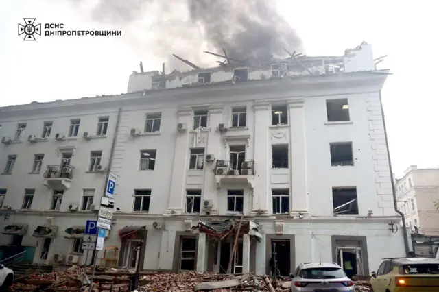 Пошкоджена будівля, над нею чорний дим