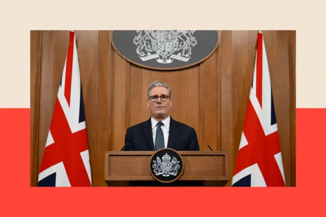 Премьер-министр Великобритании Кир Стармер делает заявление на Даунинг-стрит.