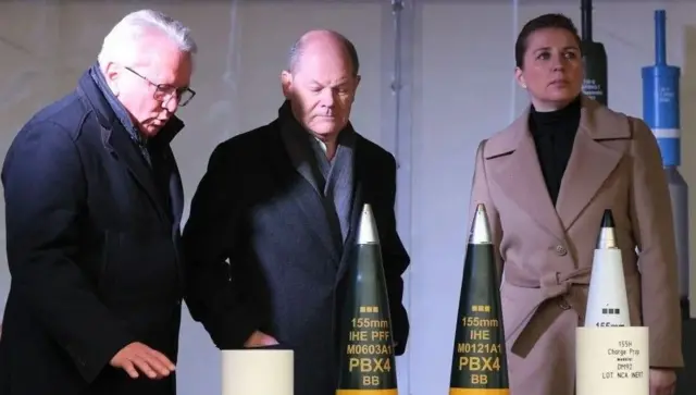 Le patron de Rheinmetall, Armin Papperger (à gauche), avec la chancelière allemande et le premier ministre danois en février.