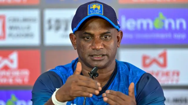 "දේශීය පුහුණුකරුවෙකු ලෙස මම මතක තියාගන්න ඕන මට ෆේවරිට්ස්ලා නෑ. මම ස්වාධීනයි. මම හොඳම කණ්ඩායම ක්‍රීඩා කරවන්න ඕන"