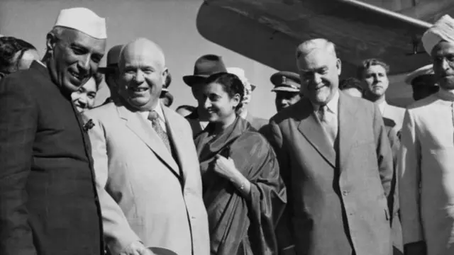 નવેમ્બર 1955માં દિલ્હીના પાલમ એરપોર્ટ પર જવાહરલાલ નેહરુ અને ઇન્દિરા ગાંધી સાથે સોવિયેત કોમ્યુનિસ્ટ પાર્ટીના પ્રથમ સચિવ નિકિતા એસ. ખ્રુશ્ચેવ અને સોવિયેત યુનિયનના વડા પ્રધાન નિકોલાઈ બુગેન્યાન