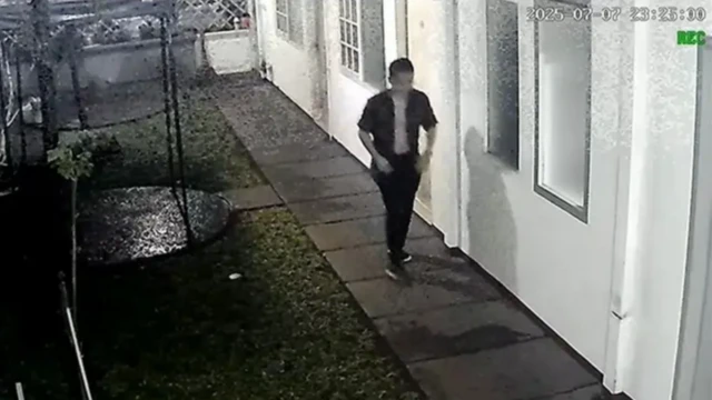 Rekaman CCTV memperlihatkan diplomat Kementerian Luar Negeri, ADP, berada di depan kamar indekos di kawasan Menteng, Jakarta Pusat.