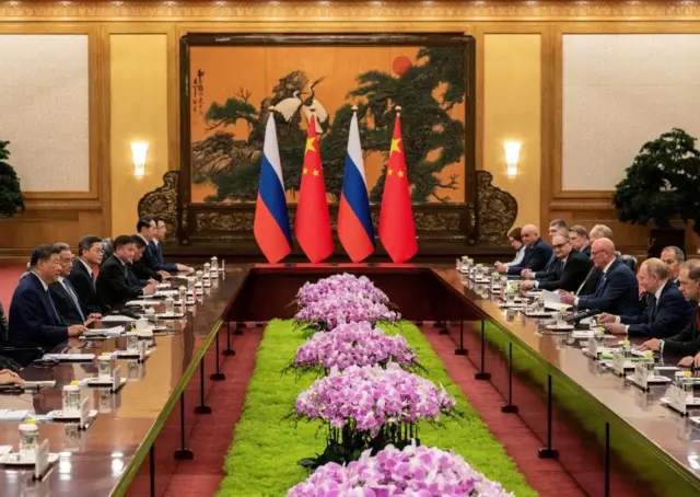 кинеска и руска делегација на састанку у пекингу