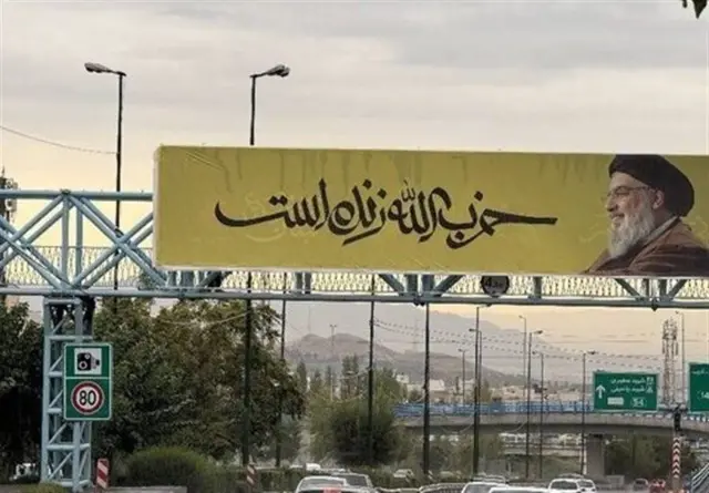 در سالگرد کشته شدن حسن نصرالله، دبیر کل سابق حزبالله، بیلبوردهایی با تصاویر او در نقاط مختلف پایتخت نصب شده است