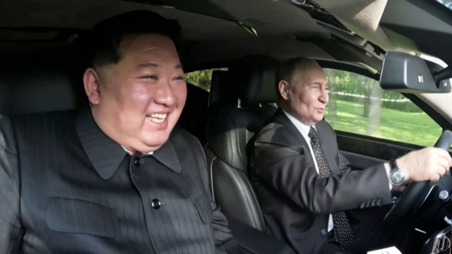 Presiden Rusia Vladimir Putin mengendarai limusin bersama pemimpin Korea Utara Kim Jong Un di Pyongyang, Korea Utara, pada 19 Juni 2024.