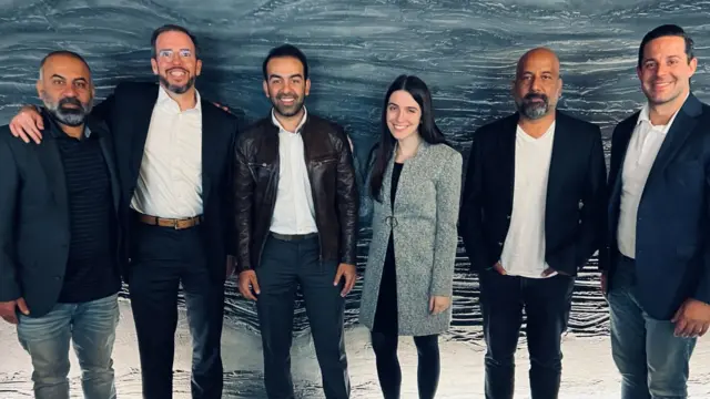 Safi ve Sammi, Safi'yi Afganistan'dan çıkaran ekiple yan yana