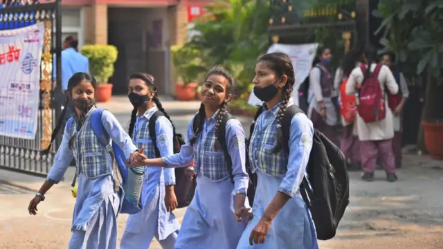 सुप्रीम कोर्ट का कहना था कि देश भर के मिडिल स्कूलों के पाठ्यक्रम में इस तरह के संदर्भ से काटे गए पाठ को शामिल करना ठीक नहीं है