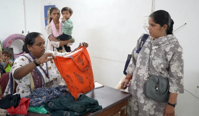 સોલડી વેસ્ટ વિભાગના ડેપ્યુટી ડાયરેક્ટર સૌરભ શાહ
થેલી સીવડવવા આવેલી મહિલાઓ થેલી સીવતા પારુલ બહેન સાથે વાત કરી રહ્યા છે. માય થેલી યાદોની થેલી અમદાવાદ બીબીસી ગુજરાતી જૂના કપડાં પ્લાસ્ટિકનું પ્રદુષણ પ્રદૂષણ