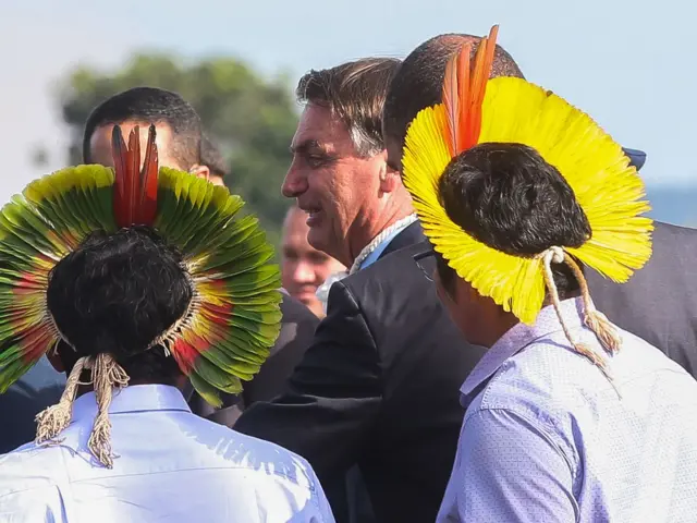 Bolsonaro entre indígenas com cocares