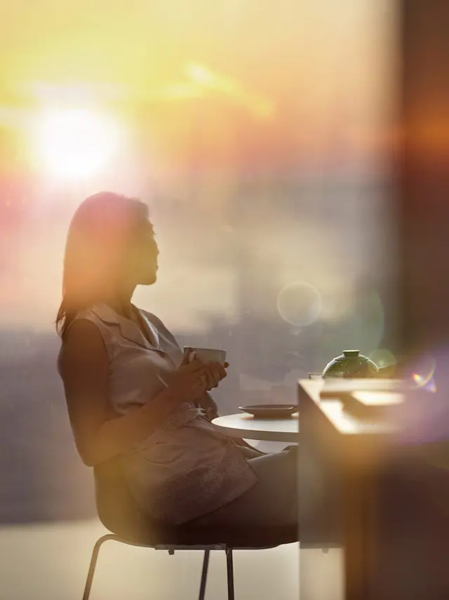 झोपण्यापूर्वी किमान 8 तास आधी कॅफिनचं सेवन टाळल्यामुळे चांगली झोप येऊ शकते आणि अधिक आश्चर्यकारक स्वप्नंदेखील पडू शकतात.