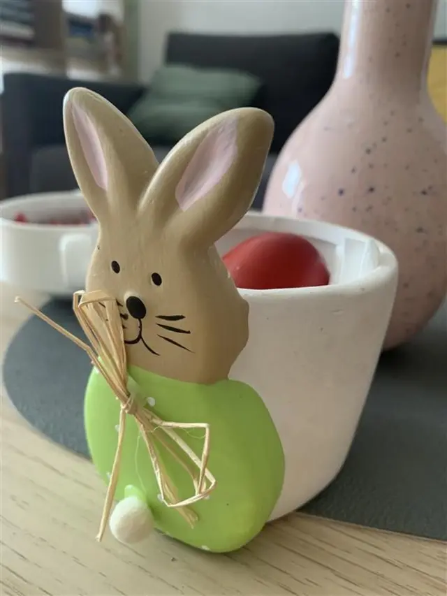 U posudi u obliku zeke crveno uskršnje jaje