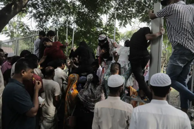 শেখ হাসিনার পতন উদযাপন করছে মানুষ। ঢাকা, ৬ অগাস্ট