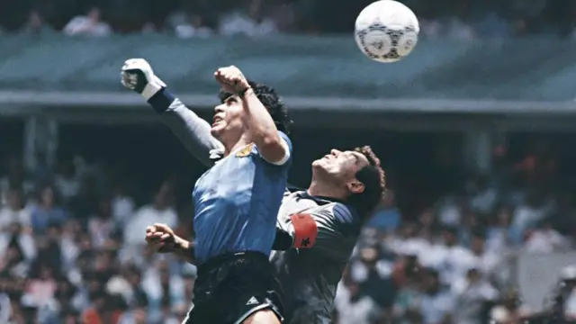 Maradona golpea el balón con la mano durante el partido de Inglaterra y Argentina