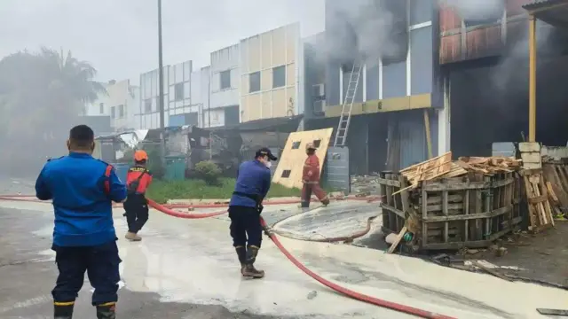 Gudang pestisida di Serpong masih berdiri meski kaca jebol, asap mengepul, dan pemadam harus menyelipkan selang ke dalam area terbakar pada Senin (09/02/2026).