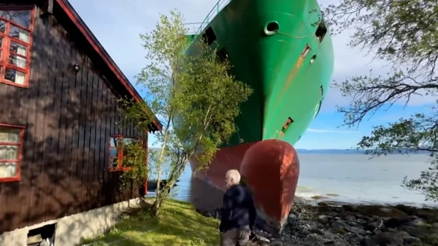 Norveç'te bahçeye çıkan gemi